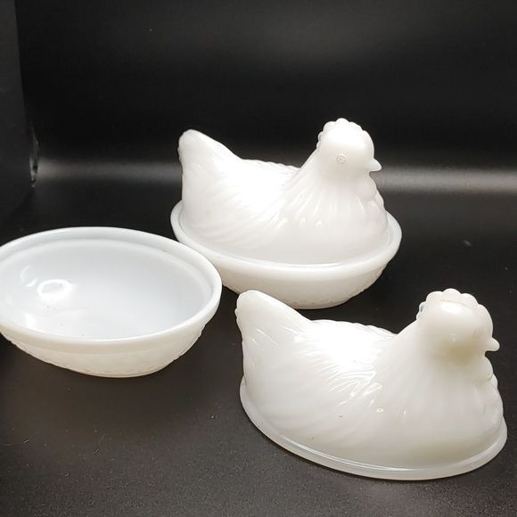 2 Hazel Atlas Milkglass Nesting Hens - Picture 2 of 10